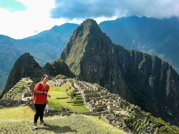 Mujer turista posando en la ciudadela de Machu Picchu Montaña Huayna Picchu en Cusco Perú