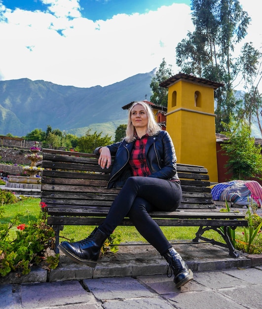 Mujer turista en un pueblo del Valle Sagrado de los Incas en la ciudad del Cusco