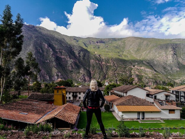 Mujer turista en un pueblo del Valle Sagrado de los Incas en la ciudad del Cusco