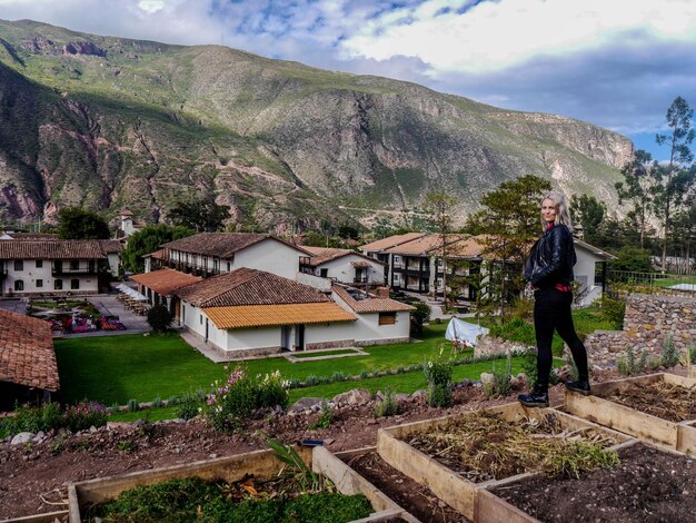 Mujer turista en un pueblo del Valle Sagrado de los Incas en la ciudad del Cusco