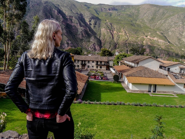 Mujer turista en un pueblo del Valle Sagrado de los Incas en la ciudad del Cusco