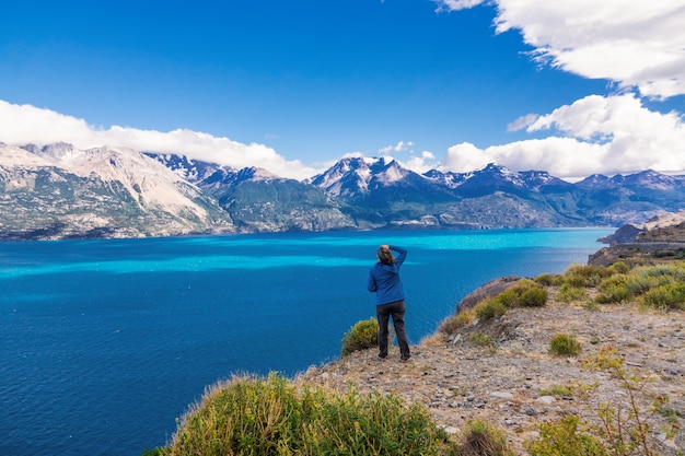 Mujer turista senderismo, viajes a Chile, lago y montañas Bertran hermoso paisaje, Chile, Patagonia, Sudamérica