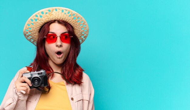 Mujer turista sorprendida con cámara de fotos. concepto de turismo