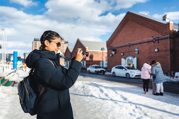 Mujer turista en temporada de invierno