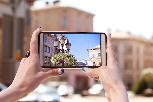 Mujer turista tomando foto en el smartphone