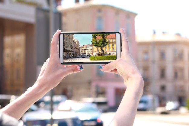 Mujer turista tomar foto en el teléfono móvil