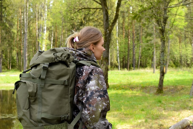 mujer turista viaja por el bosque verde