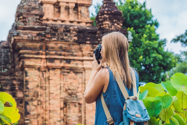 Mujer turista en Vietnam Po Nagar Cham Tovers Asia