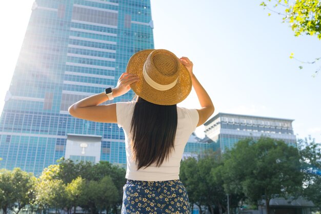 Mujer turista visita la ciudad de Taipei