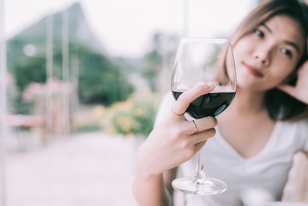 Mujer turística de cata de vinos. Mujer joven bebiendo vino en un restaurante de estilo italiano