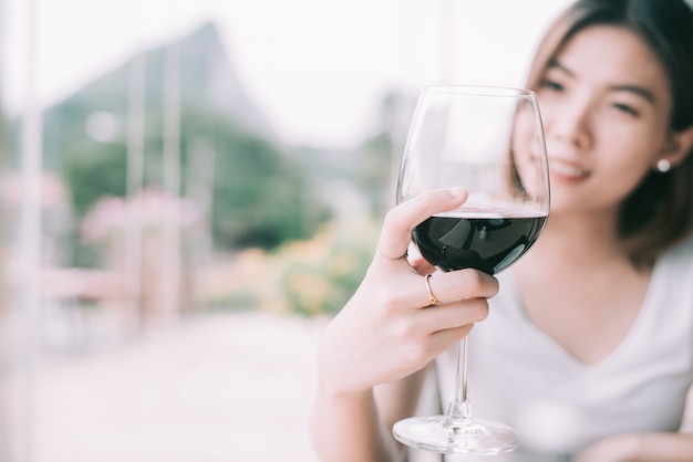 Mujer turística de cata de vinos. Mujer joven bebiendo vino en un restaurante de estilo italiano