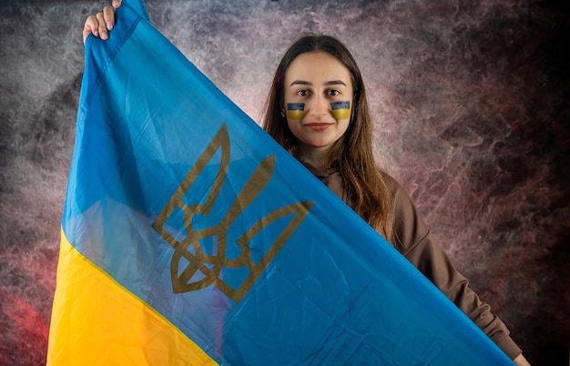 La mujer ucraniana en la bandera nacional muestra todas las emociones y la esperanza de paz