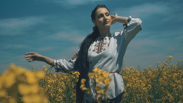 Foto mujer ucraniana en vestido étnico en el campo