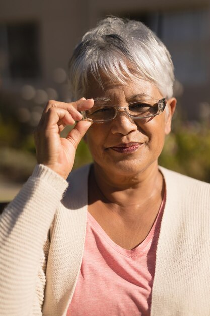 Foto mujer de último año con gafas en el parque