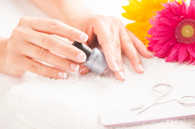 Mujer con uñas bien cuidadas en blanco