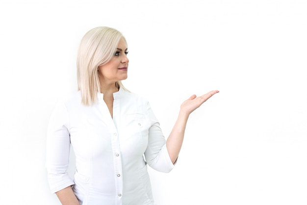 Mujer con uniforme blanco