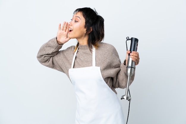 Mujer en uniforme de chef