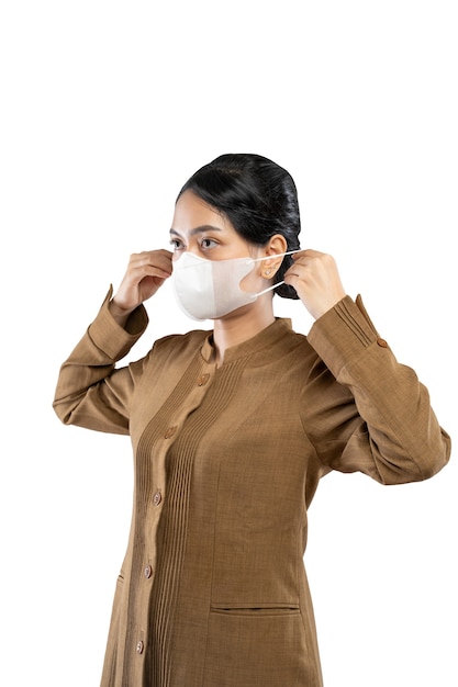 Mujer en uniforme de funcionario con máscara para seguridad sanitaria