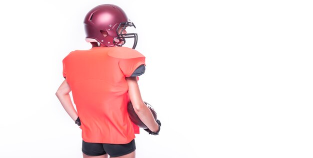 Mujer en el uniforme de un jugador del equipo de fútbol americano posando en el estudio. Fondo blanco. Vista trasera. Concepto deportivo. Técnica mixta