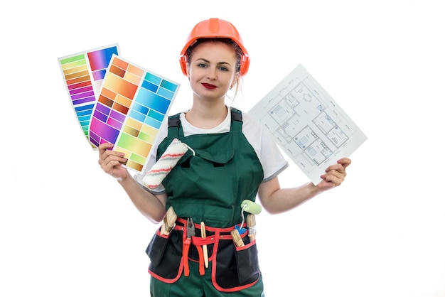 Mujer en uniforme con paleta de colores y plan de casa