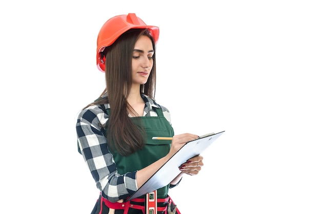 Mujer en uniforme con portapapeles aislado en blanco