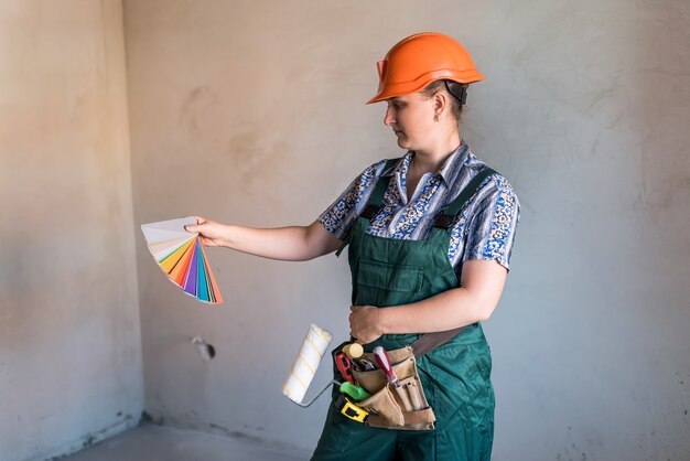 Mujer en uniforme protector posando con paleta de colores