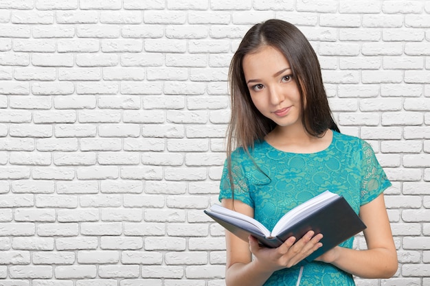 Mujer universitaria / estudiante universitario con libro