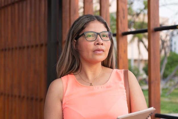 Mujer universitaria latina mirando hacia un lado