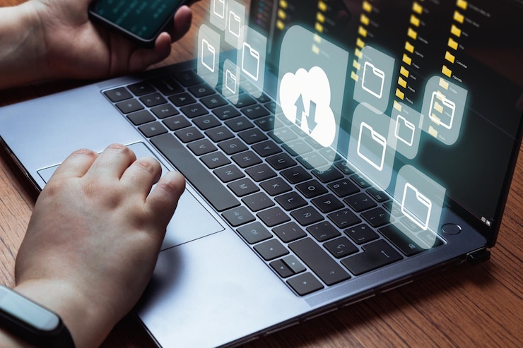 Foto mujer usa computadora portátil con diagrama de computación en la nube tecnología en la nube almacenamiento de datos