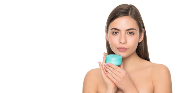 La mujer usa crema facial, la niña sostiene la máscara para el cabello, la dama con la crema para la piel, el hábito diario y el cuidado personal, el cuidado de la piel, la belleza, la belleza, la limpieza cosmética, el espacio de copia que presenta el producto cosmético femenino.