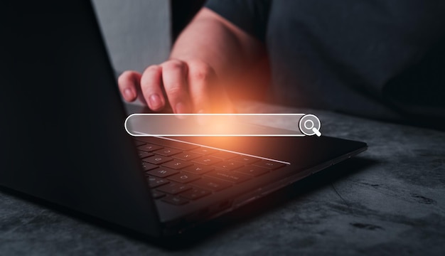 Mujer usa portátil con barra de búsqueda digital holográfica Internet de las cosas