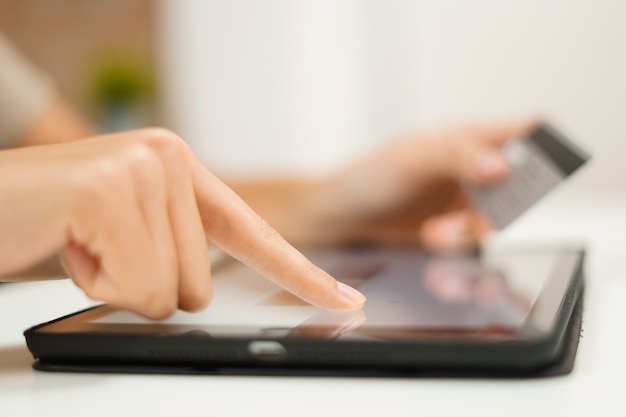 Foto la mujer usa la tarjeta de crédito para comprar en línea y pagar la factura en tableta