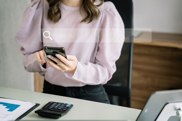 La mujer usa un teléfono inteligente para buscar información en el hogar por la mañana