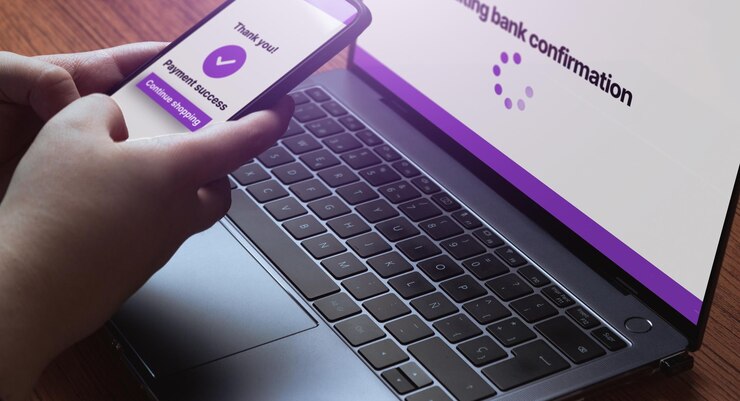 Foto la mujer usa el teléfono inteligente para confirmar la compra en línea en la computadora portátil concepto de compras en línea pago seguro