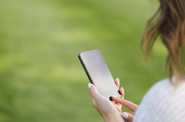 Mujer usa el teléfono con pantalla blanca