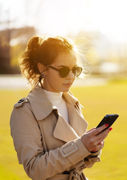 Mujer usa el teléfono con pantalla blanca