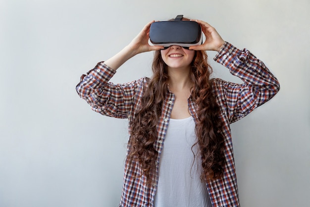 Mujer usando auriculares VR