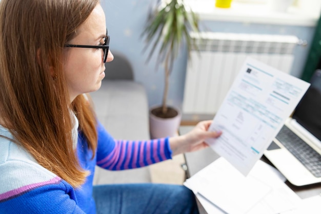 Foto mujer usando calculadora para calcular las finanzas del hogar o los impuestos del automóvil