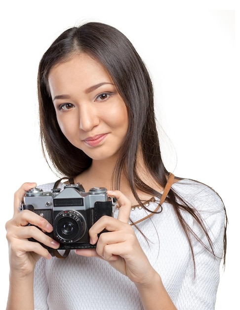 Mujer usando una cámara de fotos retro