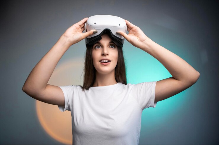 Mujer usando un casco de realidad virtual aislado sobre fondo de colores