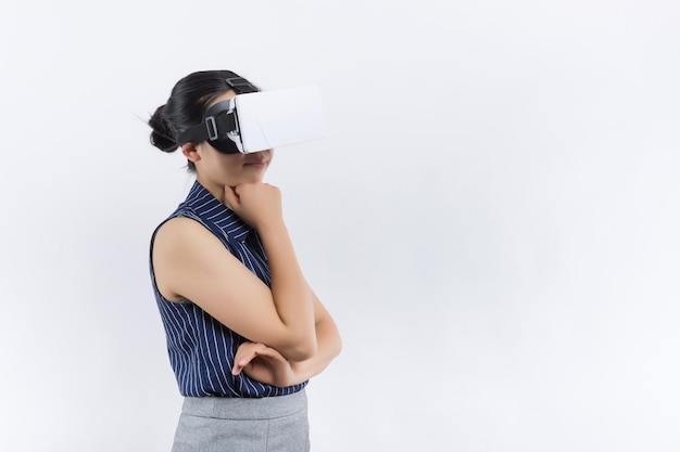 Mujer usando el casco de realidad virtual