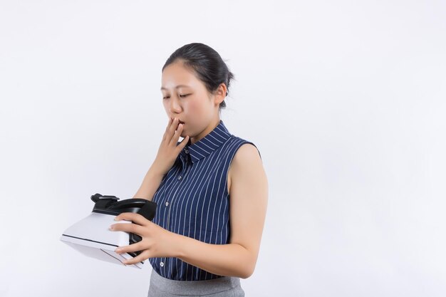 Mujer usando el casco de realidad virtual