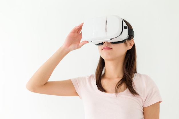 Mujer usando el casco de realidad virtual