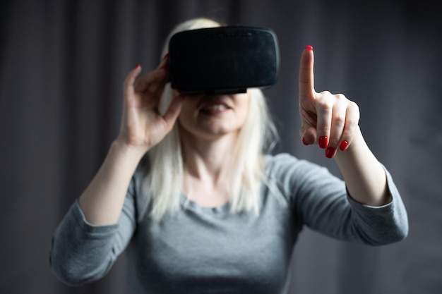 Mujer usando el casco de realidad virtual.