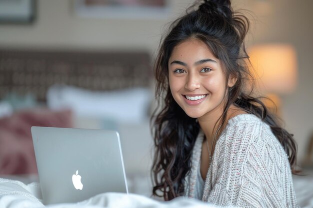 Una mujer usando una computadora en el dormitorio