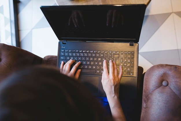 Foto mujer usando una computadora portátil en casa