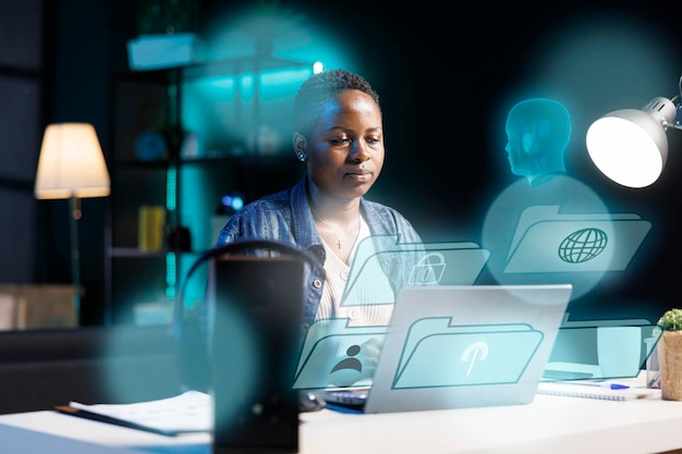 Mujer usando una computadora portátil interactuando con un asistente de inteligencia artificial usando AR