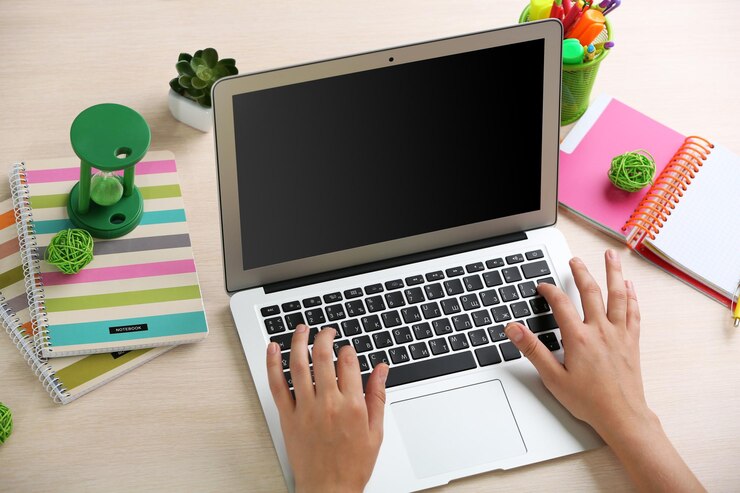 Foto mujer usando una computadora portátil en el lugar de trabajo de cerca