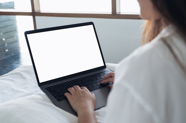 Mujer usando computadora portátil maqueta