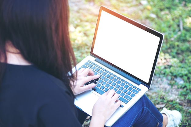 Mujer usando computadora portátil maqueta